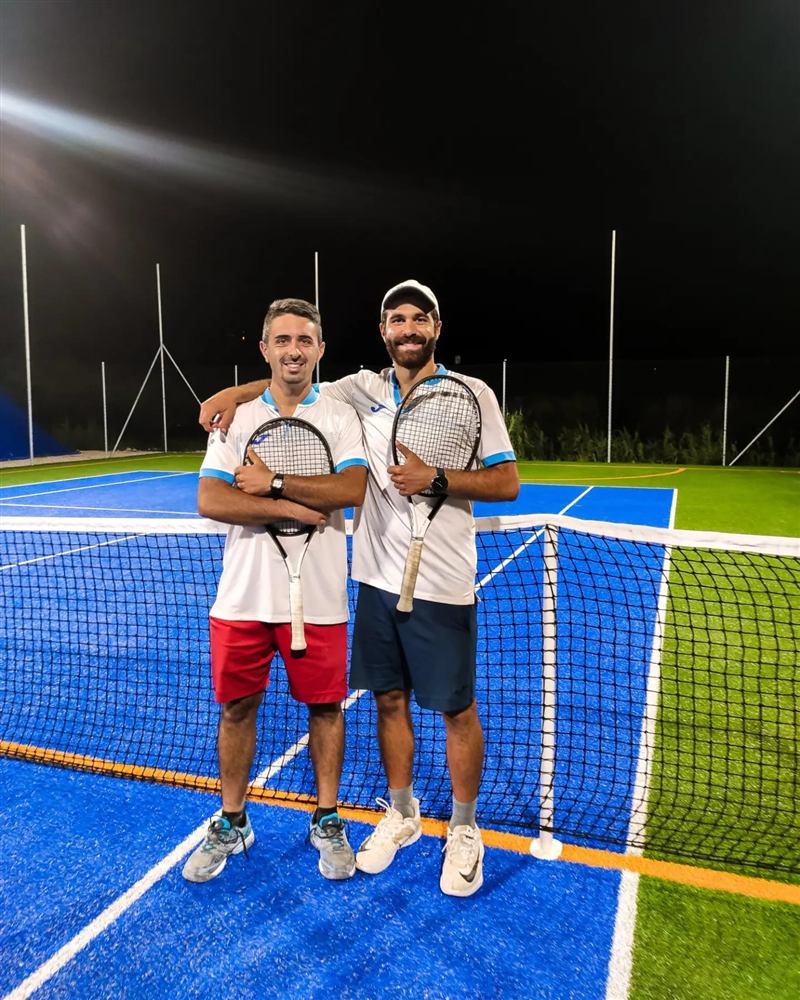 Angelo e Francesco Ciancaglini in campo, con le racchette in mano