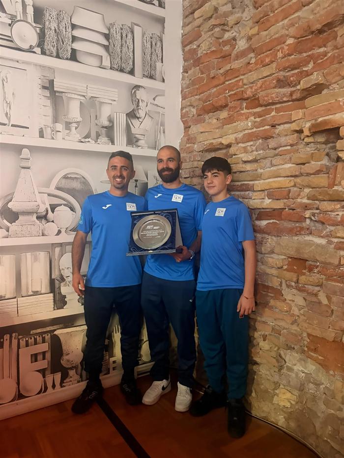 Due istruttori e un giovane atleta di ASD Blue Sport Academy Vasto con la targa FITP