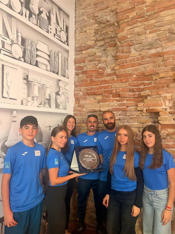 Giocatori e istruttori di ASD Blue Sport Academy Vasto con la targa dei campionati regionali 2025
